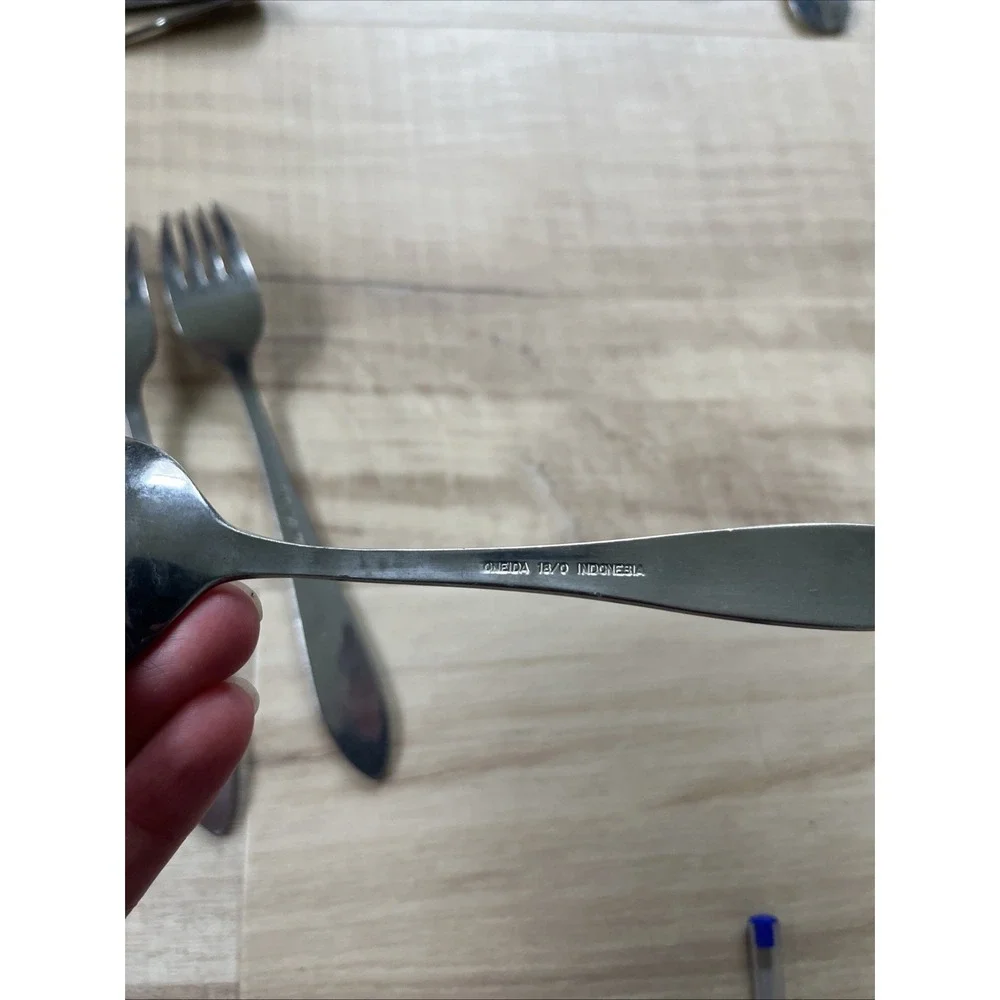SET OR 4  WINDWARD  ONEIDA 18-0 Stainless‎ 2 Spoons And 2 Dinner Forms